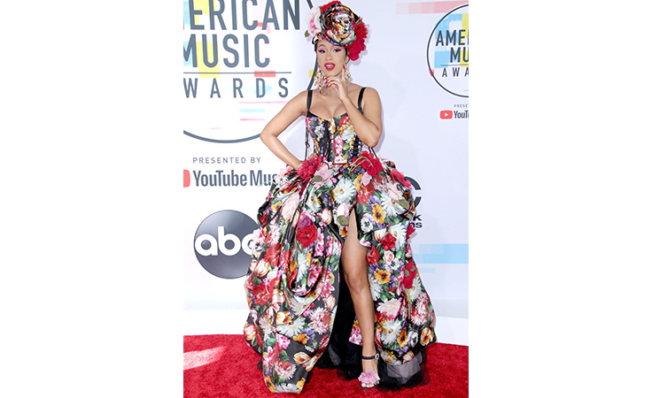 نقشات الزهور ملائمة أيضاً لإطلالتك هذا الخريف، وهكذا يمكن أن تعتمديها مثل النجمات