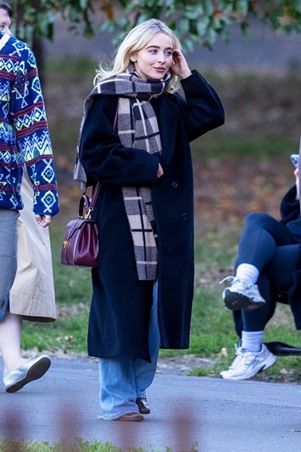 الأوشحة الكبيرة: قطعة لا يمكنك الاستغناء عنها لكل أيام الشتاء