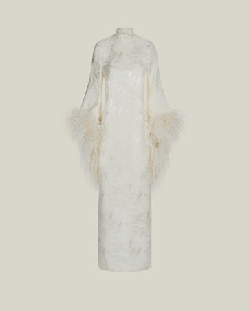 اختاري فستان زفافك بأناقة هادئة وراحة عصرية