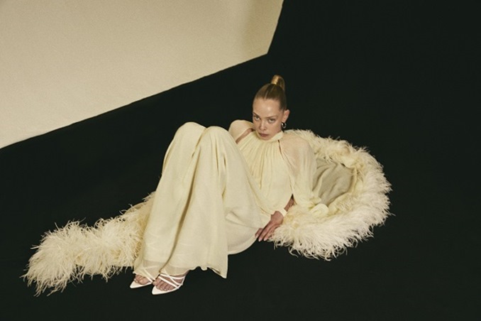 اختاري فستان زفافك بأناقة هادئة وراحة عصرية