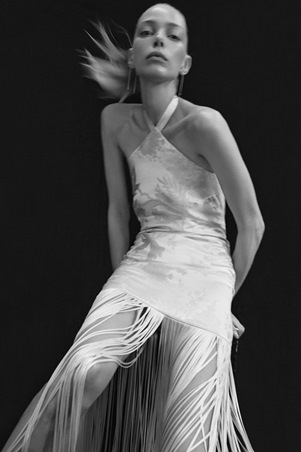 اختاري فستان زفافك بأناقة هادئة وراحة عصرية