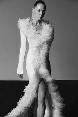 اختاري فستان زفافك بأناقة هادئة وراحة عصرية