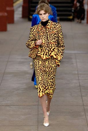 عرض تحت الأرض… شانيل تعيد ابتكار الأناقة في مترو نيويورك