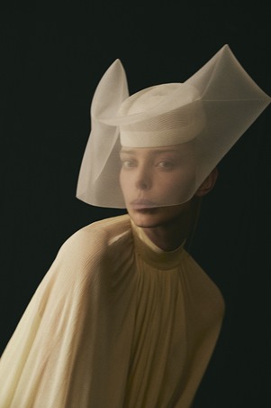 اختاري فستان زفافك بأناقة هادئة وراحة عصرية