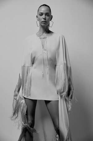 اختاري فستان زفافك بأناقة هادئة وراحة عصرية