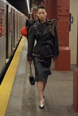 عرض تحت الأرض… شانيل تعيد ابتكار الأناقة في مترو نيويورك