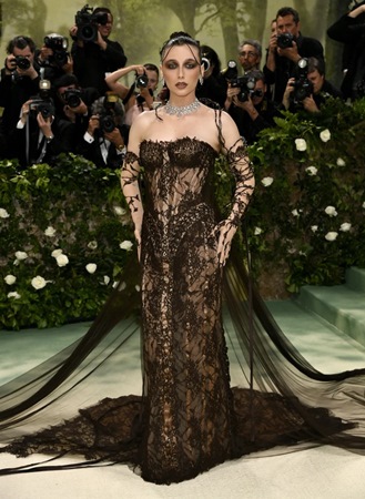 أجمل إطلالات Met Gala 2024 تكسر حدود الخيال بأفكار من وحي الأزهار والزمن