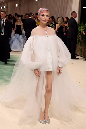 أجمل إطلالات Met Gala 2024 تكسر حدود الخيال بأفكار من وحي الأزهار والزمن
