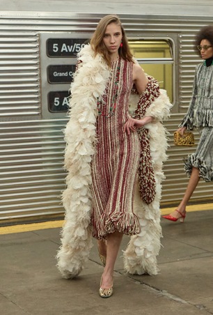 عرض تحت الأرض… شانيل تعيد ابتكار الأناقة في مترو نيويورك