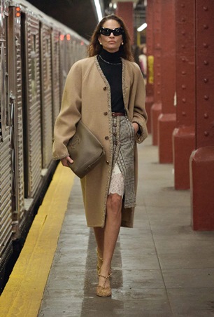 عرض تحت الأرض… شانيل تعيد ابتكار الأناقة في مترو نيويورك