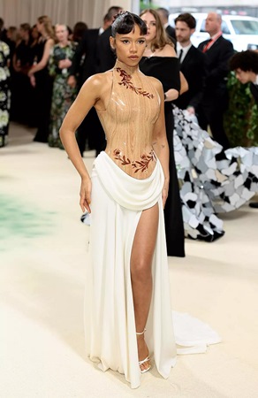 أجمل إطلالات Met Gala 2024 تكسر حدود الخيال بأفكار من وحي الأزهار والزمن
