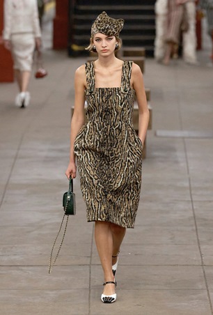 عرض تحت الأرض… شانيل تعيد ابتكار الأناقة في مترو نيويورك