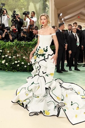 أجمل إطلالات Met Gala 2024 تكسر حدود الخيال بأفكار من وحي الأزهار والزمن