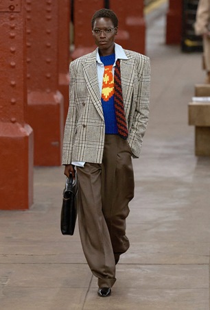 عرض تحت الأرض… شانيل تعيد ابتكار الأناقة في مترو نيويورك