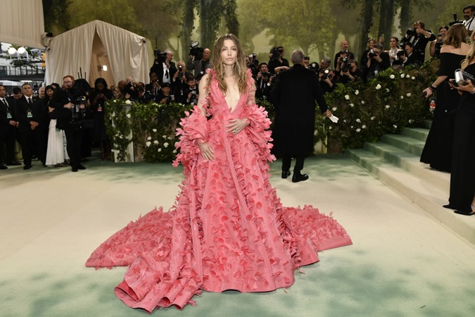 أجمل إطلالات Met Gala 2024 تكسر حدود الخيال بأفكار من وحي الأزهار والزمن