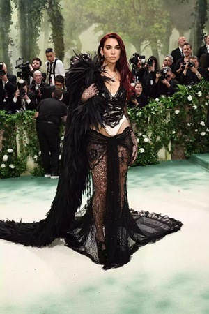 أجمل إطلالات Met Gala 2024 تكسر حدود الخيال بأفكار من وحي الأزهار والزمن