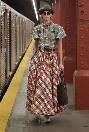 عرض تحت الأرض… شانيل تعيد ابتكار الأناقة في مترو نيويورك