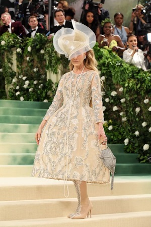 أجمل إطلالات Met Gala 2024 تكسر حدود الخيال بأفكار من وحي الأزهار والزمن