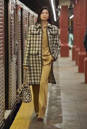 عرض تحت الأرض… شانيل تعيد ابتكار الأناقة في مترو نيويورك