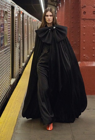 عرض تحت الأرض… شانيل تعيد ابتكار الأناقة في مترو نيويورك