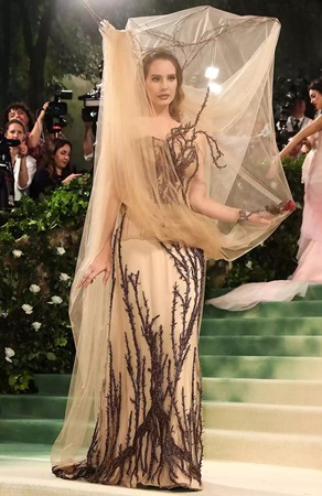 أجمل إطلالات Met Gala 2024 تكسر حدود الخيال بأفكار من وحي الأزهار والزمن