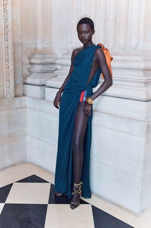 تعرفي إلى مجموعة سان لوران ريزورت 2026 الجريئة