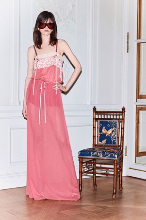 تعرفي إلى مجموعة سان لوران ريزورت 2026 الجريئة