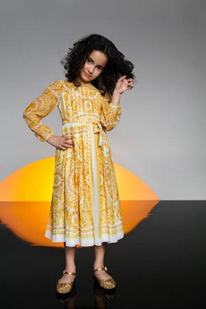 Versace تخصّ السيدة العربية بتصاميم حصرية مستوحاة من أجواء رمضان