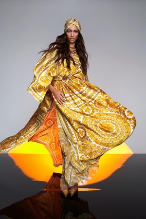 Versace تخصّ السيدة العربية بتصاميم حصرية مستوحاة من أجواء رمضان