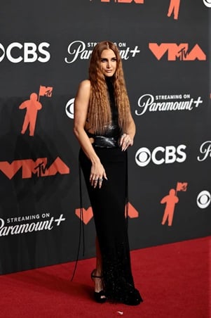 ليدي غاغا جريئة وأريانا غراندي كلاسيكية .. أجمل إطلالات النجمات في MTV VMAs