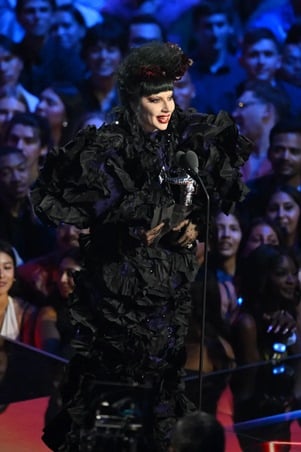 ليدي غاغا جريئة وأريانا غراندي كلاسيكية .. أجمل إطلالات النجمات في MTV VMAs