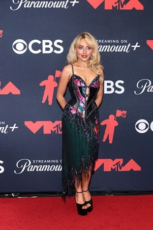 ليدي غاغا جريئة وأريانا غراندي كلاسيكية .. أجمل إطلالات النجمات في MTV VMAs