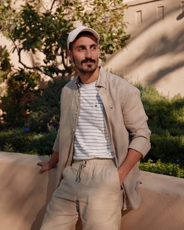 علا فرحات وفيصل الغزّاوي ينبضان بأناقة عصرية في حملة تومي هيلفيغر