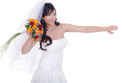 ترمين باقة زفافكِ أو لا ترمينها؟ هذا هو السّؤال