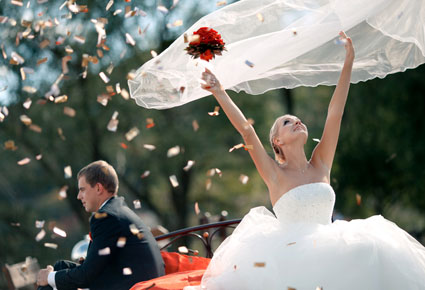 ترمين باقة زفافكِ أو لا ترمينها؟ هذا هو السّؤال