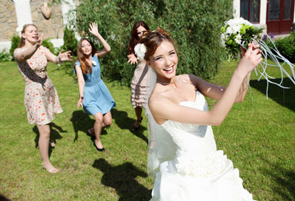 ترمين باقة زفافكِ أو لا ترمينها؟ هذا هو السّؤال