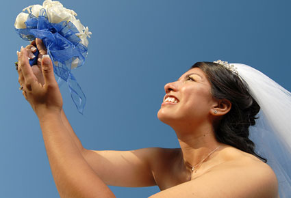 ترمين باقة زفافكِ أو لا ترمينها؟ هذا هو السّؤال