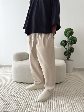 NUWAE تفتتح 2026 بخزانة كاجوال هادئة بعين يابانية