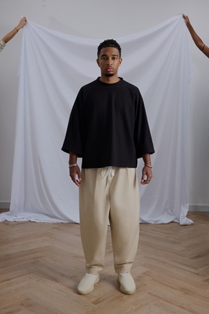 NUWAE تفتتح 2026 بخزانة كاجوال هادئة بعين يابانية