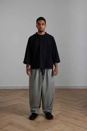 NUWAE تفتتح 2026 بخزانة كاجوال هادئة بعين يابانية