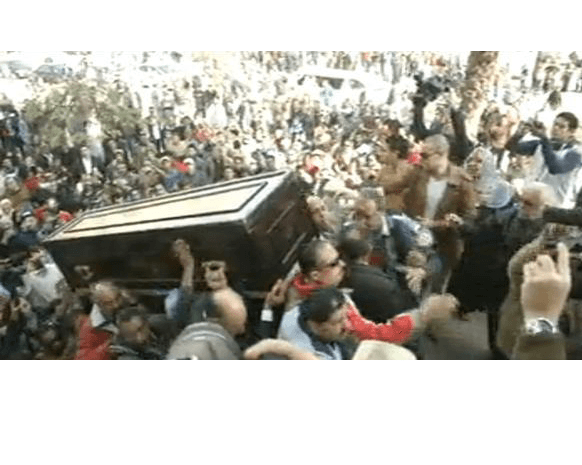 مصر تودع فاتن حمامة في جنازة شعبية مهيبة..شاهدي بالفيديو