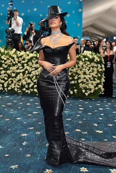 إطلالات حفل Met Gala لعام 2025 تحتفي بالحياكة والنجمات يتألقن بين الكلاسيكية والجرأة