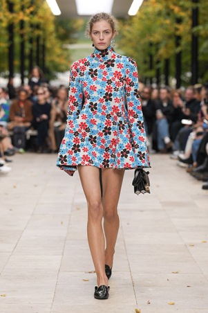 مايكل رايدر يرسّخ هوية سيلين في عرض ربيع وصيف 2026