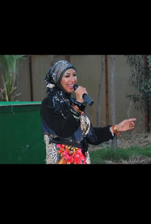 شاهيناز تشارك في حفلات العيد بالحجاب 