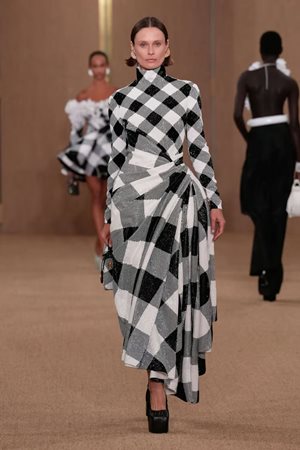 الكاروهات صيحة لن تخلو منها إطلالاتكِ في خريف وشتاء 2025