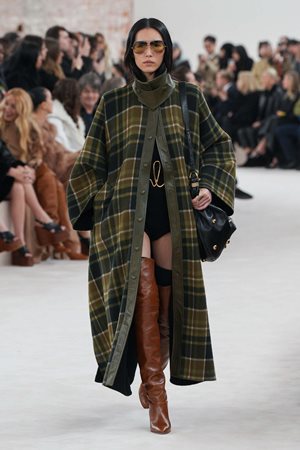 الكاروهات صيحة لن تخلو منها إطلالاتكِ في خريف وشتاء 2025