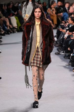 الكاروهات صيحة لن تخلو منها إطلالاتكِ في خريف وشتاء 2025