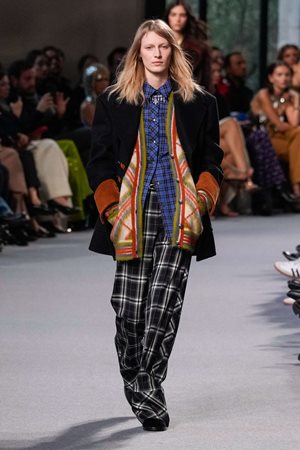 الكاروهات صيحة لن تخلو منها إطلالاتكِ في خريف وشتاء 2025