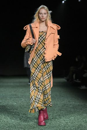 الكاروهات صيحة لن تخلو منها إطلالاتكِ في خريف وشتاء 2025