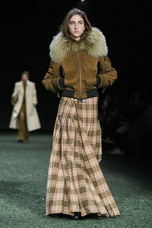 الكاروهات صيحة لن تخلو منها إطلالاتكِ في خريف وشتاء 2025